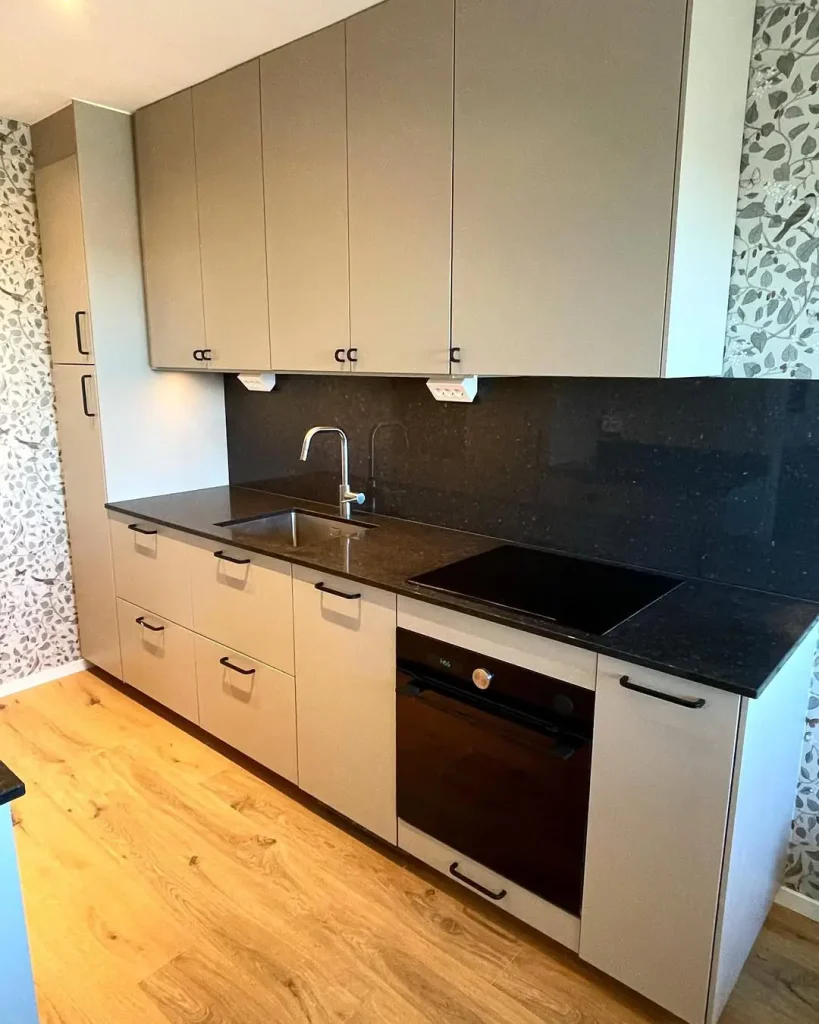 Ett väldigt snyggt kök med en fin stenskiva som vi på JP bygg färdigställde idag i Täby 🌟